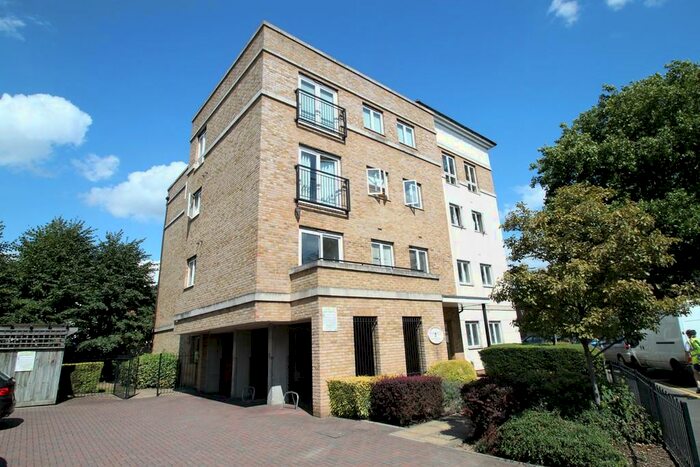 2 Bedroom Apartment To Rent In Hawks Road, Kingston Upon Thames, KT1