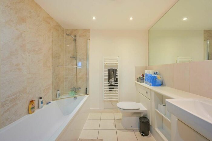 2 Bedroom Flat To Rent In Fathom Court, Gallions Reach, London, E16