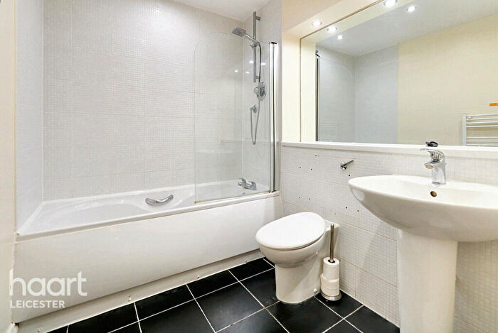 1 Bedroom Apartment For Sale In Watkin Road, Leicester, LE2