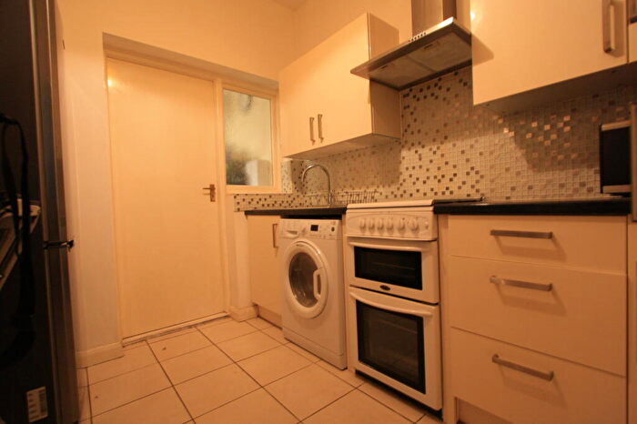 3 Bedroom Flat To Rent In Kingston Road, New Malden, Kingston Upon Thames, KT3