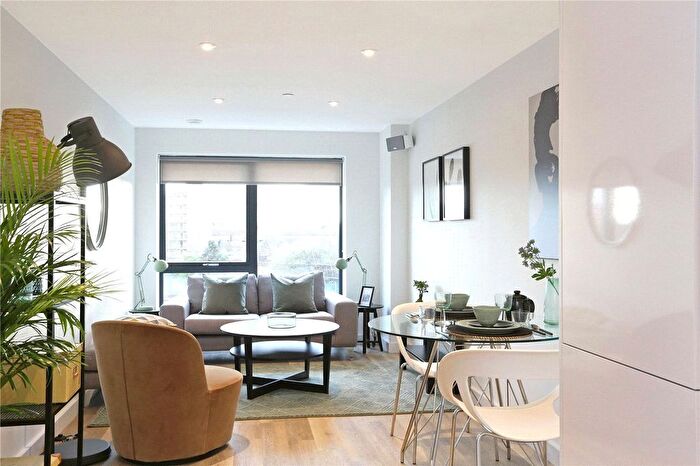 2 Bedroom Flat To Rent In Childers Street, London, SE8