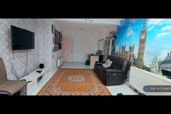 4 Bedroom Bungalow To Rent In Oak Glen, Hornchurch, RM11