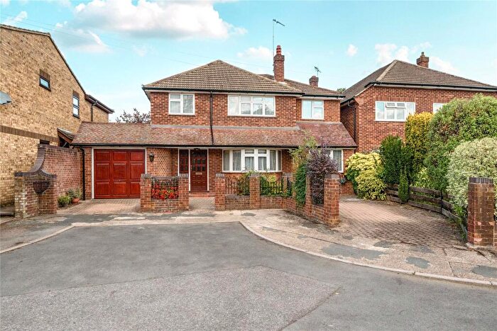 4 Bedroom Detached House For Sale In Oakley Close, Addlestone, Surrey, KT15