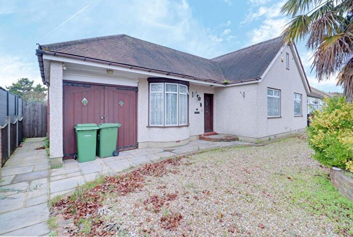 4 Bedroom Detached Bungalow For Sale In King Edward Avenue, Rainham, RM13