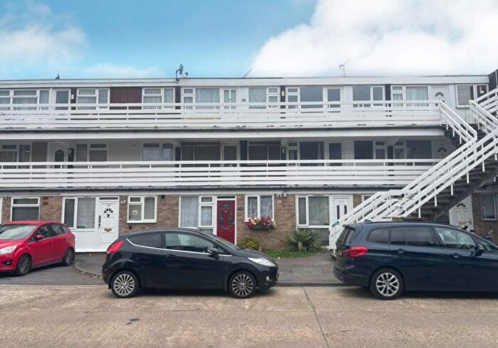 1 Bedroom Flat For Sale In Peartree Close, South Ockendon, Essex, RM15