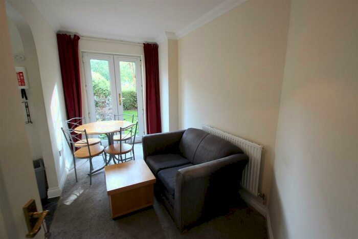 3 Bedroom Flat To Rent In Venneit Close, OX1
