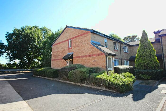 2 Bedroom Flat To Rent In Talisman Street, Hitchin, SG4