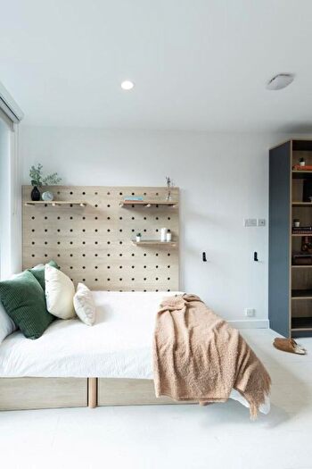 Studio To Rent In Commercial Road, London, E14