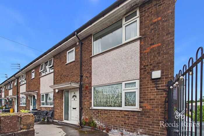 3 Bedroom Maisonette For Sale In Chapel Walk, Middleton, Manchester, M24