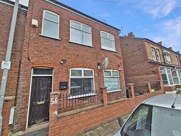 3 Bedroom Flat For Sale In St. Saviours Crescent, Luton, Bedfordshire, LU1