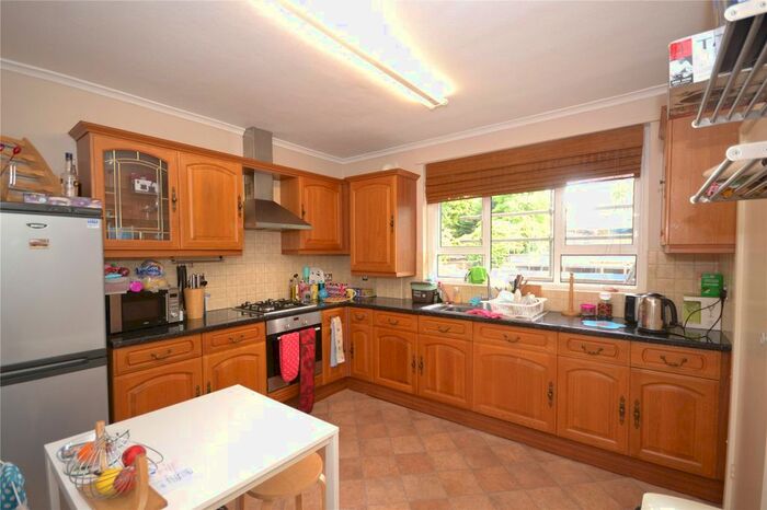 2 Bedroom Flat To Rent In Beechwood Close, Western Road, London N2
