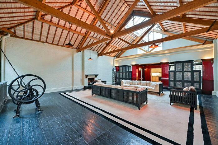 2 Bedroom Flat To Rent In Vine Yard, Borough, London, SE1