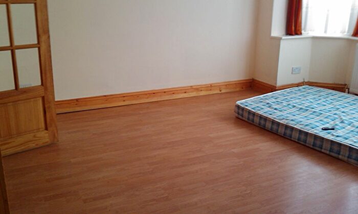 2 Bedroom Maisonette To Rent In Princes Avenue, Kingsbury, NW9