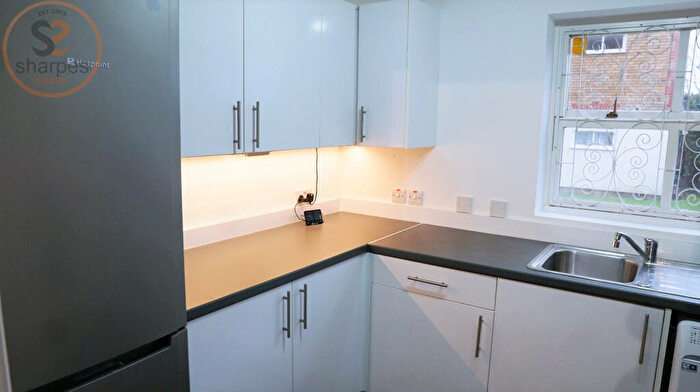 1 Bedroom Flat To Rent In Kennet Square, Mitcham, Surrey, CR4