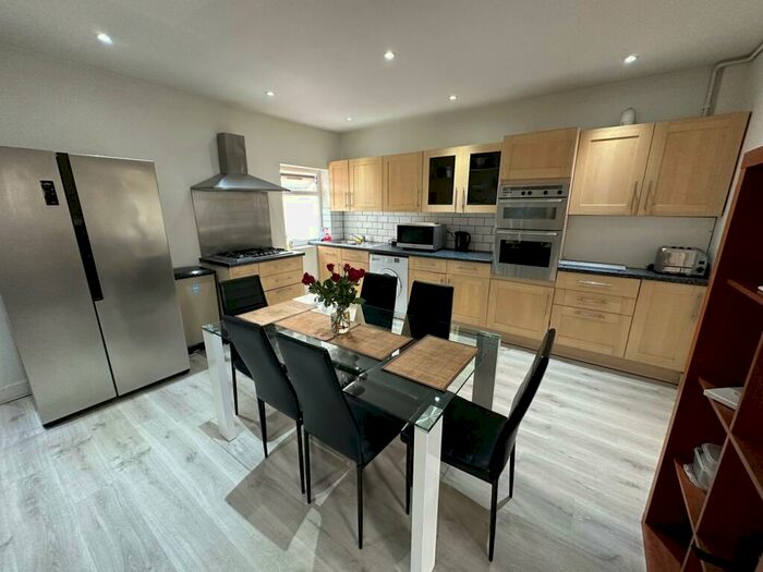 4 Bedroom Apartment To Rent In Burnt Oak Broadway, Edgware, HA8