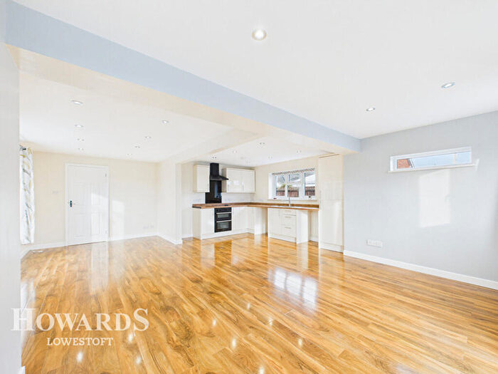 3 Bedroom Detached Bungalow For Sale In Clover Way, Gunton, NR32