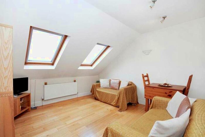 2 Bedroom Flat To Rent In Tooting Bec Road, London, SW17