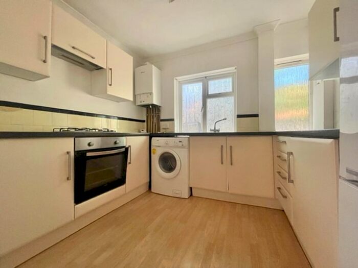 2 Bedroom Property To Rent In Beckenham Lane, Bromley, BR2