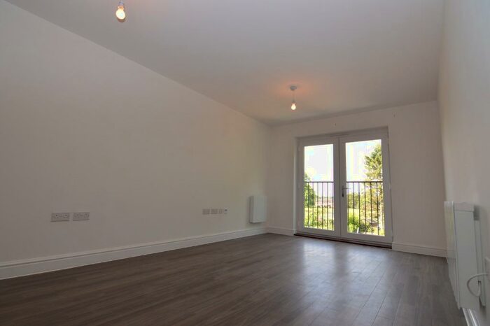2 Bedroom Flat To Rent In Outfield Crescent, Wokingham, RG40