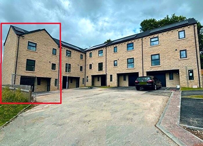3 Bedroom Town House For Sale In Kinder Close, Thornton, Bradford, BD13