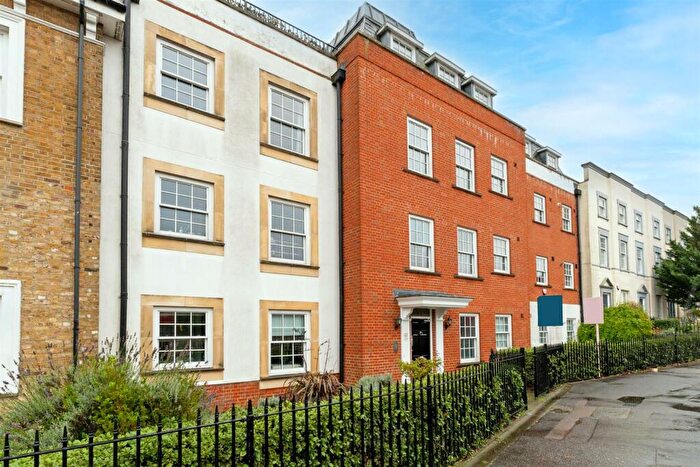 2 Bedroom Apartment To Rent In High Road, Woodford Green, IG8