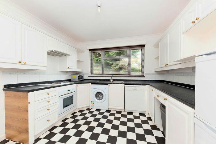 3 Bedroom Flat To Rent In Cambridge Road, London, SW20