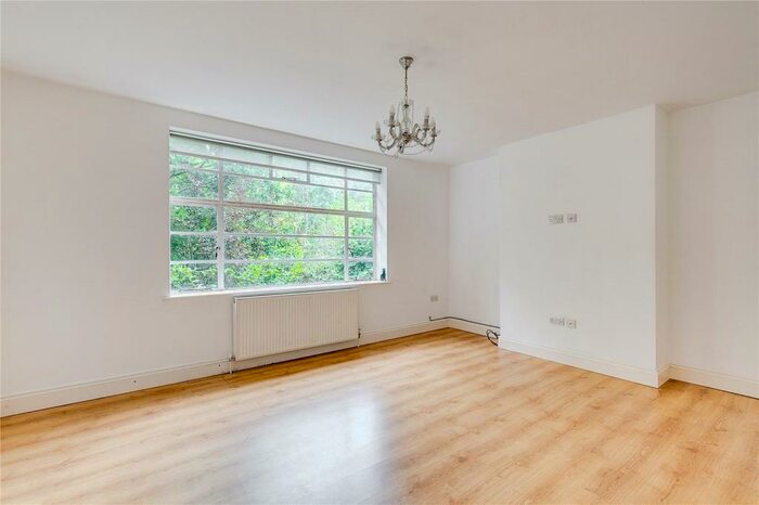 3 Bedroom Flat To Rent In Falloden Court, Brookland Rise, Hampstead Garden Sub, London, NW11