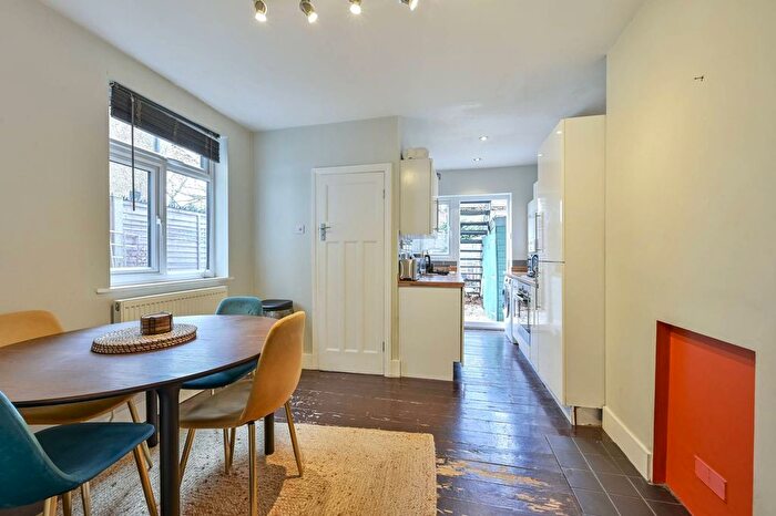 1 Bedroom Flat For Sale In Kimble Road, South Wimbledon, London, SW19