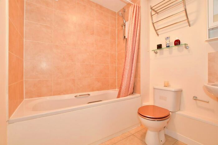 1 Bedroom Flat For Sale In Gilligan Close, Horsham, West Sussex, RH12