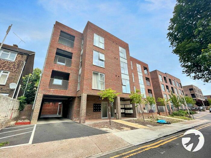 2 Bedroom Flat To Rent In Cross Street, Chatham, Kent, ME4