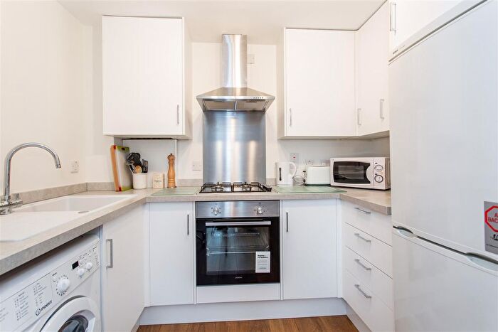 1 Bedroom Flat For Sale In Greencourt House, Stepney Green, E1