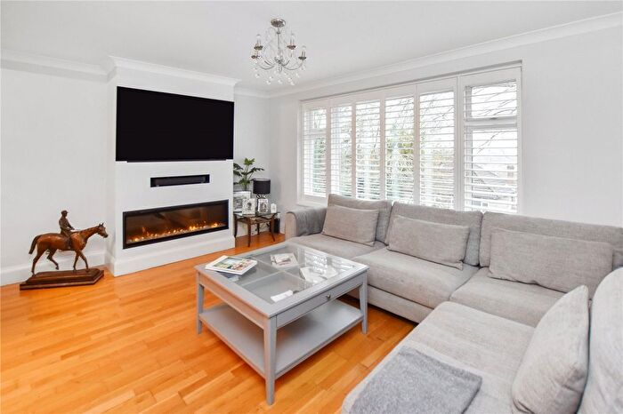 4 Bedroom Bungalow For Sale In Broom Mead, Bexleyheath, Kent, DA6