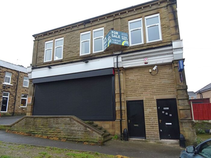 2 Bedroom Flat To Rent In Wakefield Road, Chickenley, Dewsbury, WF12