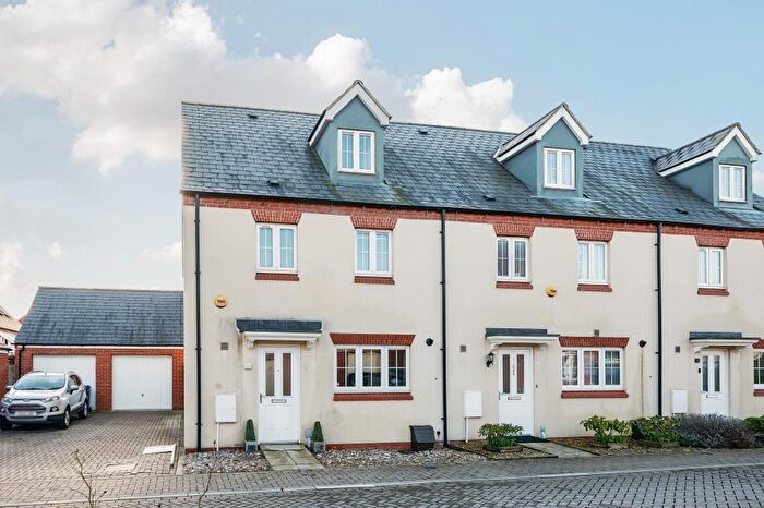 4 Bedroom Semi-Detached House To Rent In Fontwell Road, Bicester, OX26