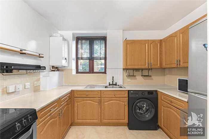 3 Bedroom Apartment To Rent In Warwick Grove, London, E5