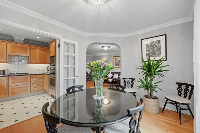 2 Bedroom Apartment For Sale In The Drive, London, E18