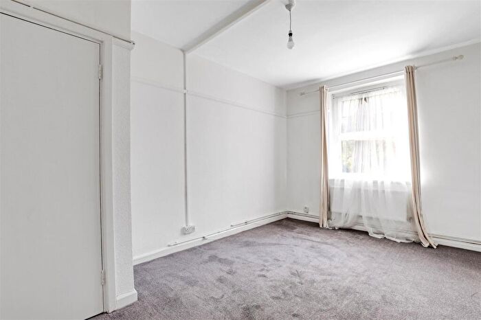 3 Bedroom Apartment For Sale In Heathfield Gardens, Croydon, CR0