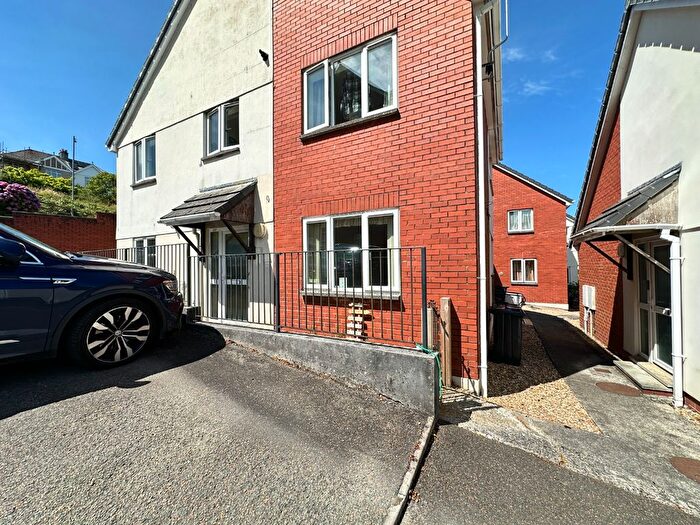 2 Bedroom Flat For Sale In Tavistock Road, Launceston, Cornwall, PL15