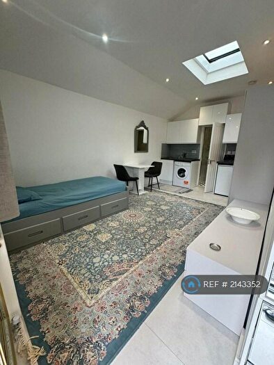 Studio To Rent In Engel Park, London, NW7