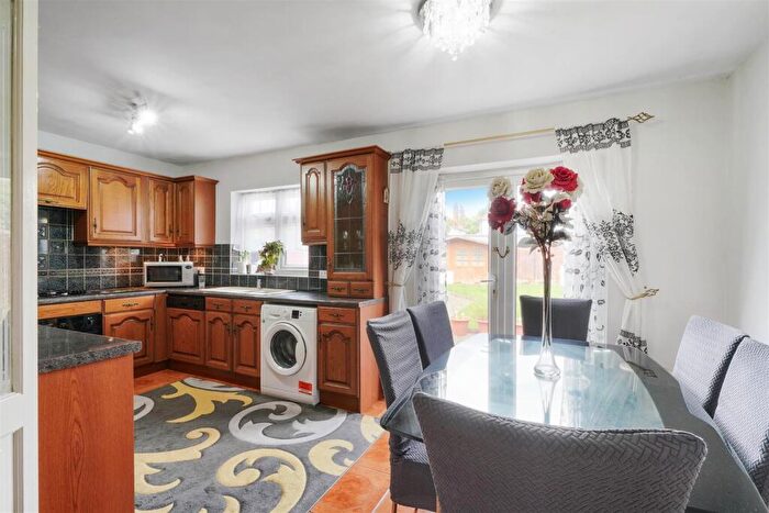 5 Bedroom Semi-Detached House To Rent In Tintern Way, Harrow, HA2