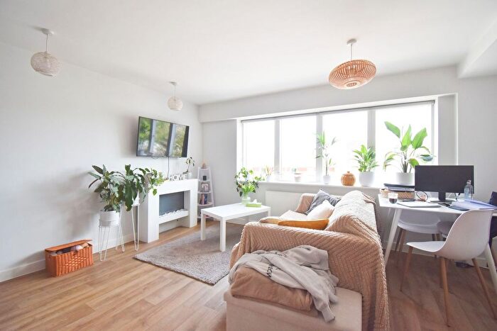 1 Bedroom Flat To Rent In Green Lane, Shepperton, TW17