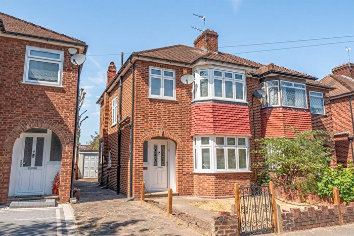 3 Bedroom Semi-Detached House For Sale In Amberley Road, Enfield, EN1