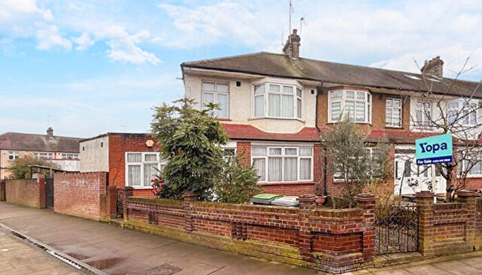 3 Bedroom End Of Terrace House For Sale In Downhills Way, London, N17