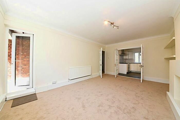 3 Bedroom Flat To Rent In Elmshurst Crescent, East Finchley, N2