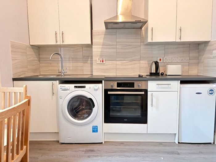 Studio To Rent In Very Near Warwick Road Area, Earls Court, SW5