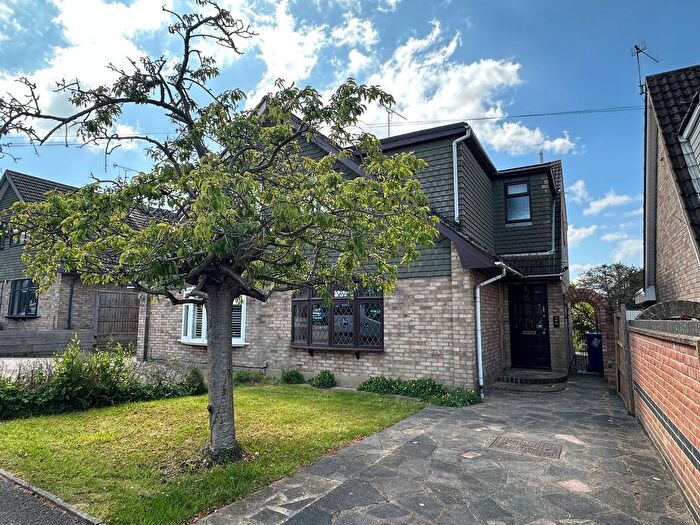 3 Bedroom Semi-Detached House To Rent In Golding Crescent, Stanford-Le-Hope, SS17