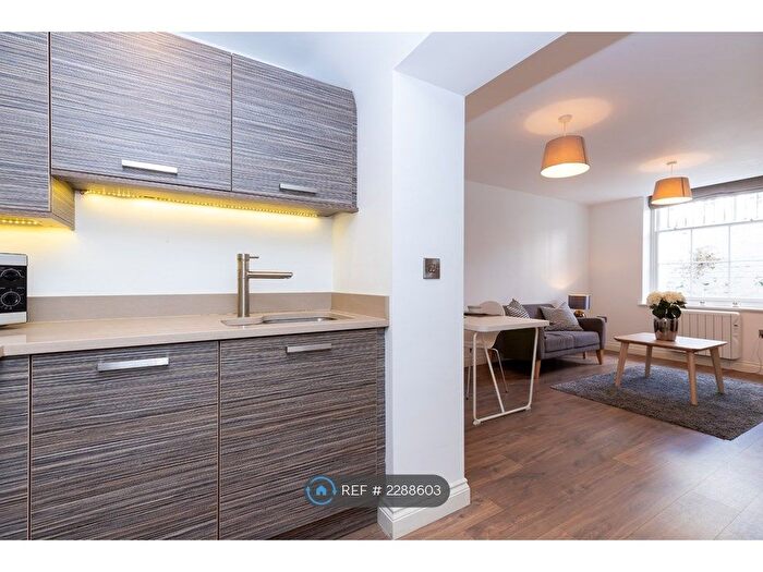 2 Bedroom Flat To Rent In Windsor Club, Leamington Spa, CV32