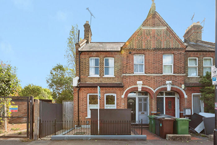 2 Bedroom Maisonette For Sale In Warner Road, London, E17