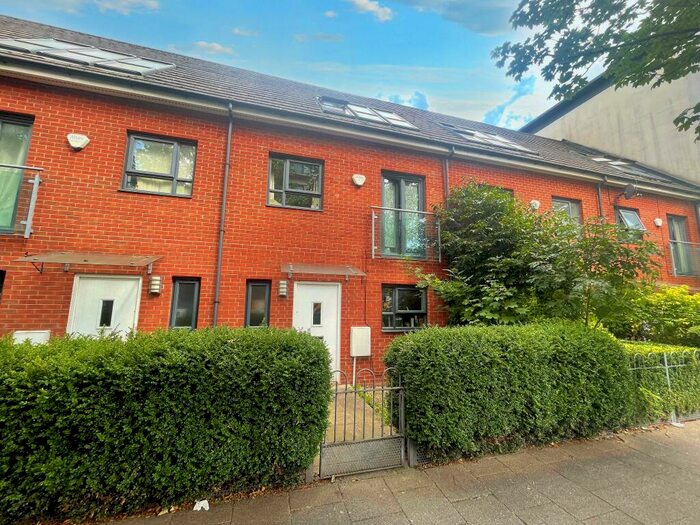 4 Bedroom Town House To Rent In Broughton Lane, Salford, M7