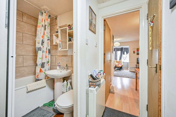 1 Bedroom Flat For Sale In St Pauls Rise, Palmers Green, London, N13